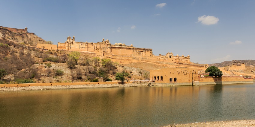 Image of the majestic Amber Fort with stunning architecture and panoramic hill views.
