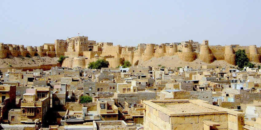 The magnificent Jaisalmer Fort is one of the famous tourist attractions near Ramdevra temple.