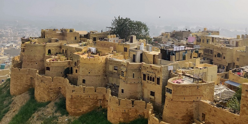 : Panoramic view of Jaisalmer Fort, a stunning landmark with rich historical heritage.