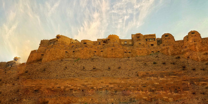 Majestic view of Jaisalmer Fort, the best place to visit in Jaisalmer in October.