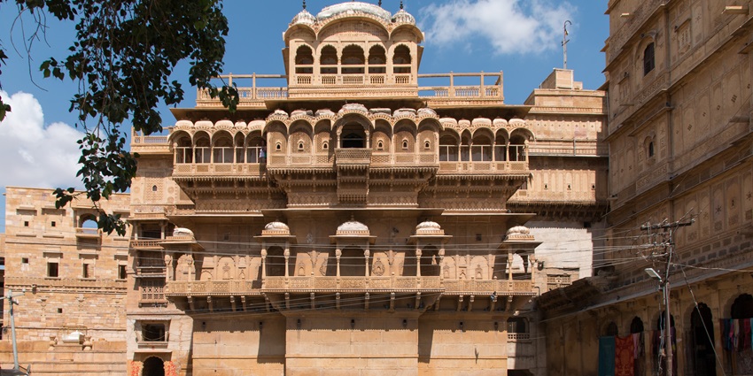 A striking view of Jaisalmer Fort in Rajasthan, with tourists all around