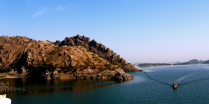 Jaisamand Lake offers a tranquil spot in Rajasthan, ideal for picnics and birdwatching.