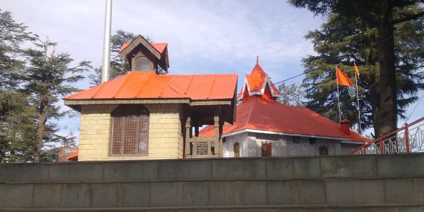An image of Jakhoo Temple, one of the places to visit while paragliding in Shimla.