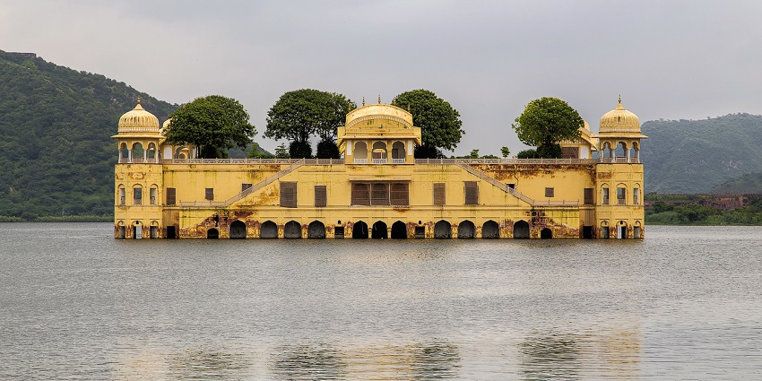 A view of Jal Mahal surrounded by waters, one of the top places to visit near Hawa Mahal.