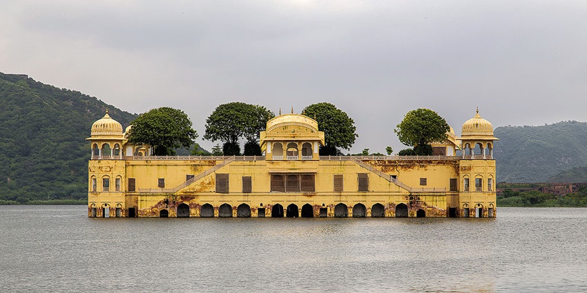 Scenic Jal Mahal on Man Sagar Lake, the best place near Pink Pearl Water Park.