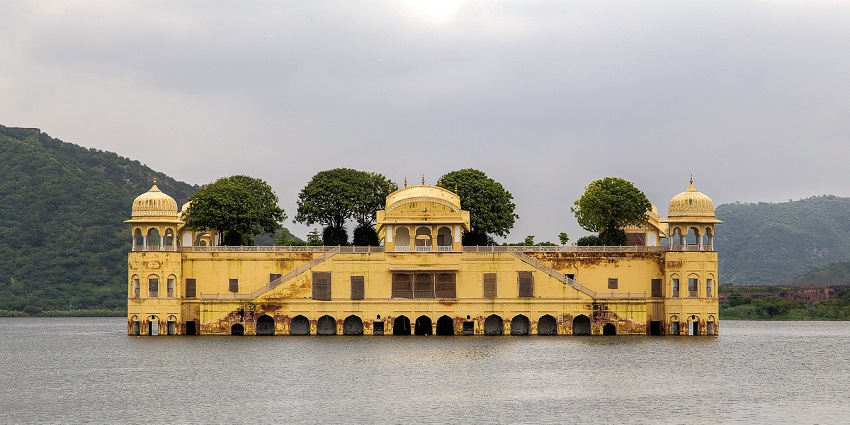 The Jal Mahal is a masterpiece of architecture in Rajasthan located near the Jaigarh Fort.