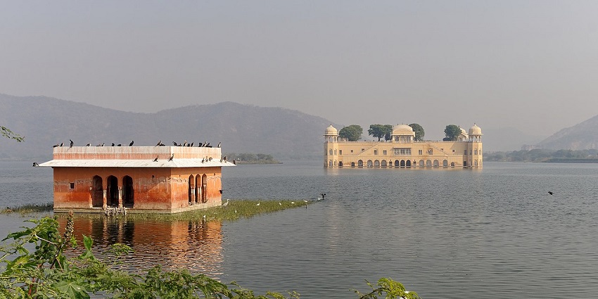 Image of Jal Mahal, easy treks in Rajasthan around Jal Mahal Lake with scenic views and strolls