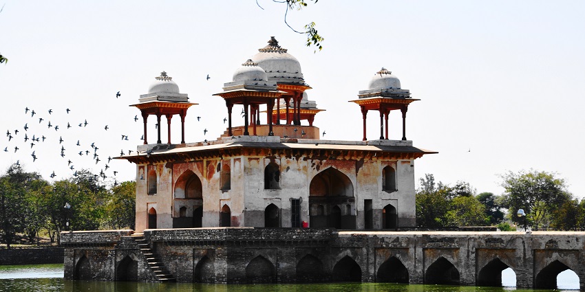 Jal Mahal is a beautiful palace in the centre of Man Sagar Lake.