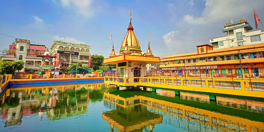 A scenic view of a tourist attraction of Jharkahnd surrounded by shimmering waters.