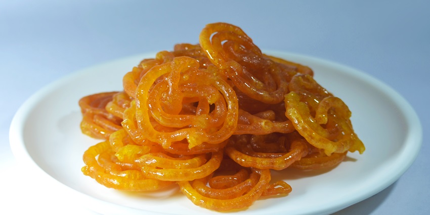 Jalebi is the ideal street food for all sweeth tooths seeking to taste authentic Indian desert