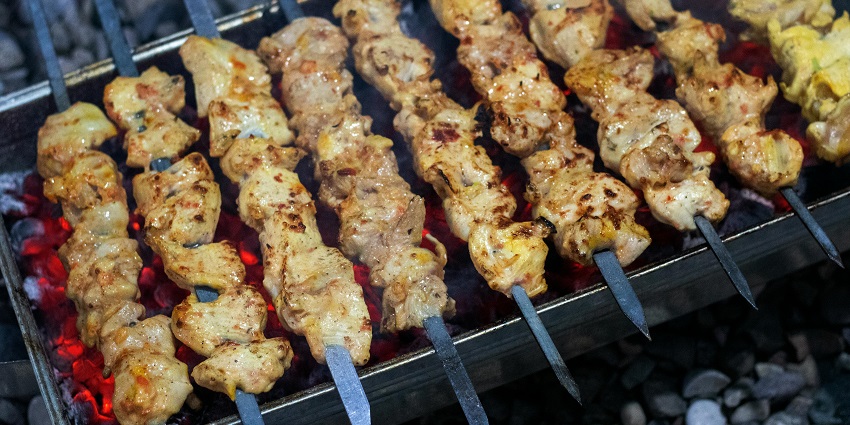 Jama masjid is amongst the best places to eat street food in Delhi for people who love Mughlai cuisine