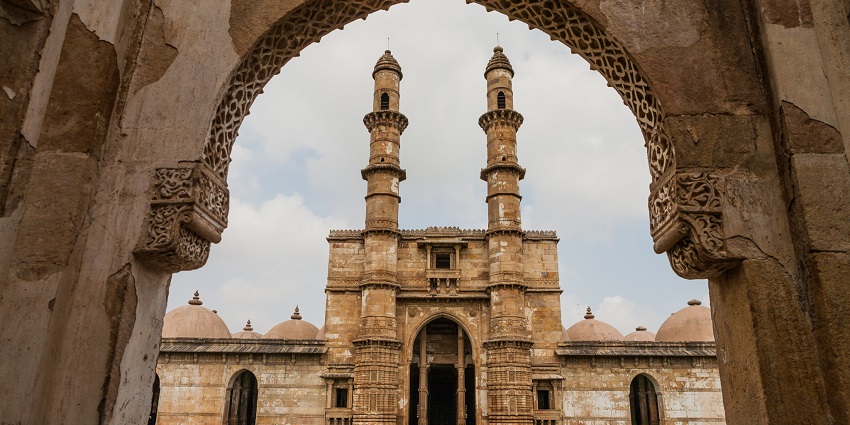 Jama Masjid spots a large courtyard that can accommodate thousands of worshippers.