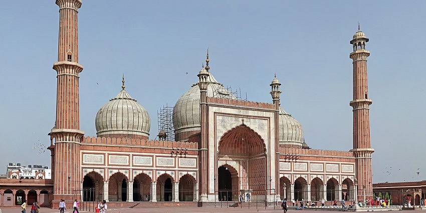 Jama Masjid, a great archaeological attraction, is near the Metro Museum Delhi.