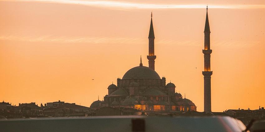 An image of a mosque with tall minarets and domes, among the holy mosques in Jaipur.