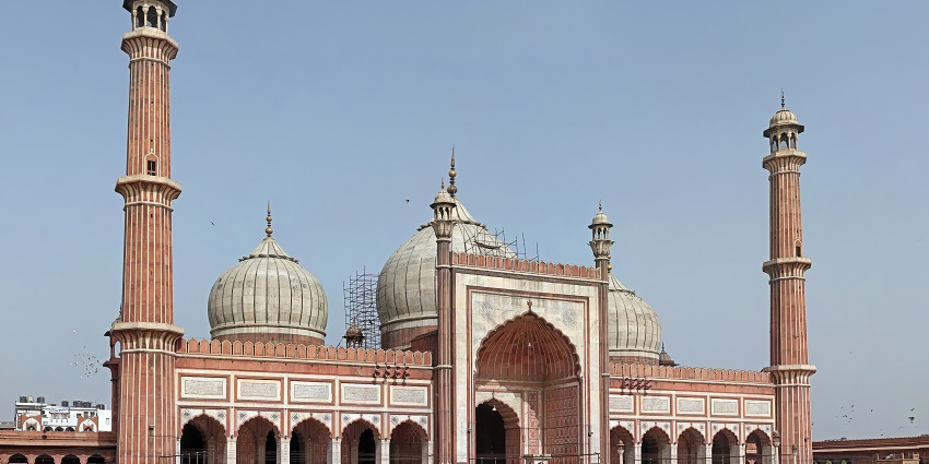 An image of Jama Masjid, a mosque which offers serene vibes and stunning architecture.