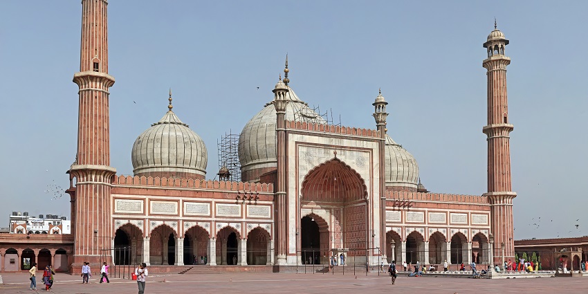Jama Masjid boasts of a vast courtyard capable of holding a 1000 people at a time.