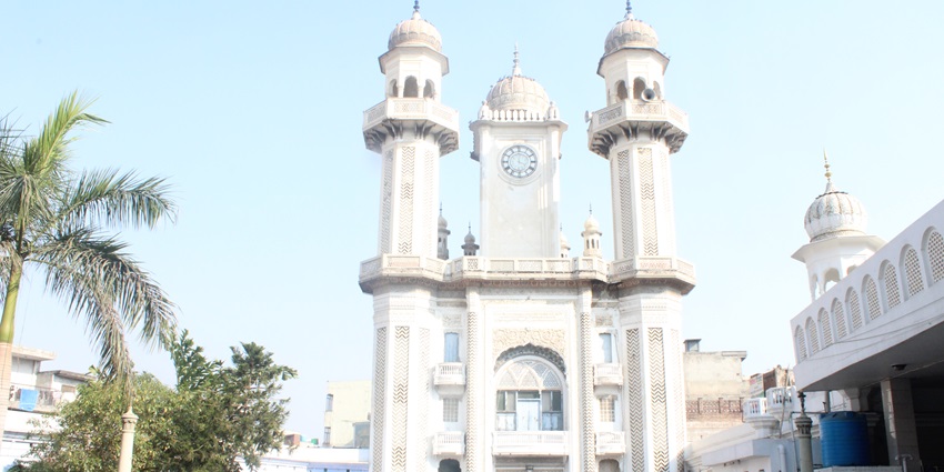 Offer prayers at the Jama Masjid Dargah Imam Nasir, which is among Jalandhar's oldest landmarks.