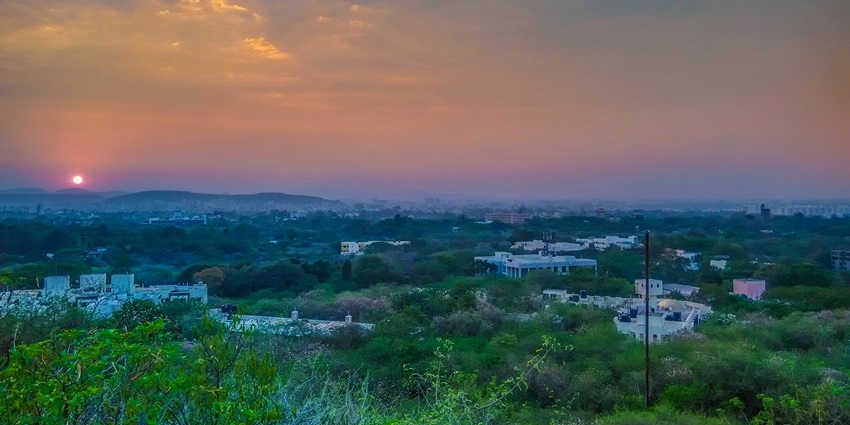 Jamadar Hills offers serene picnics, hikes, and bird-watching for families.