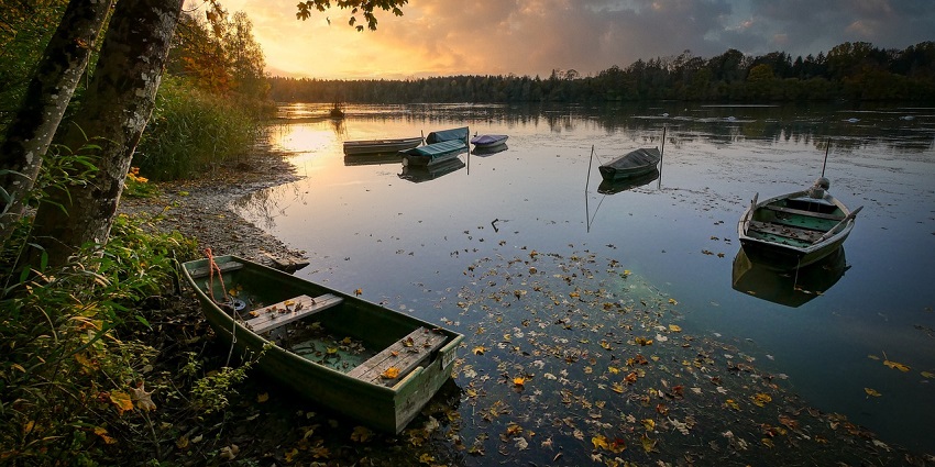 Sunset over Jamwa Lake in Jamwa Ramgarh Wildlife Sanctuary, creating a serene landscape.