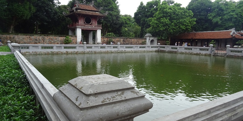 An image capturing the tranquil Janaki Kund along the Mandakini River which is one of the best places to visit in Chitrakoot.