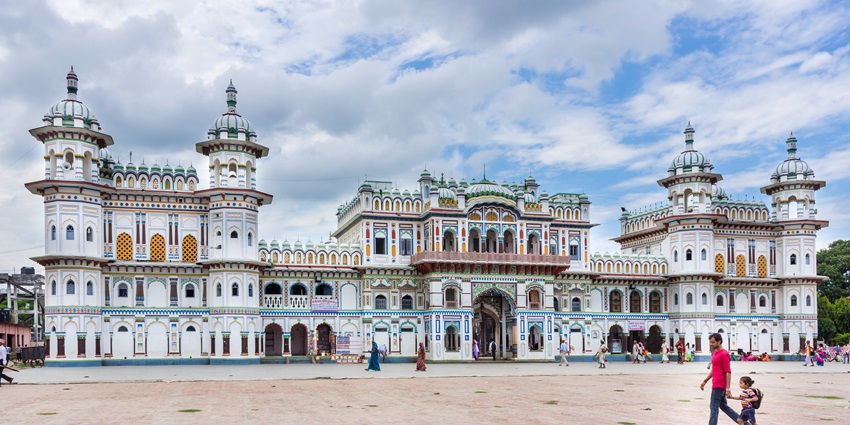 Janaki Mandir is no less than the epitome of Mughal and Rajput architectural delicacy.