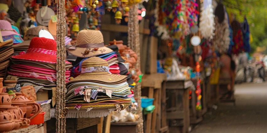 A glimpse of Janpath Market, one of the quaint places for shopping in New Delhi.