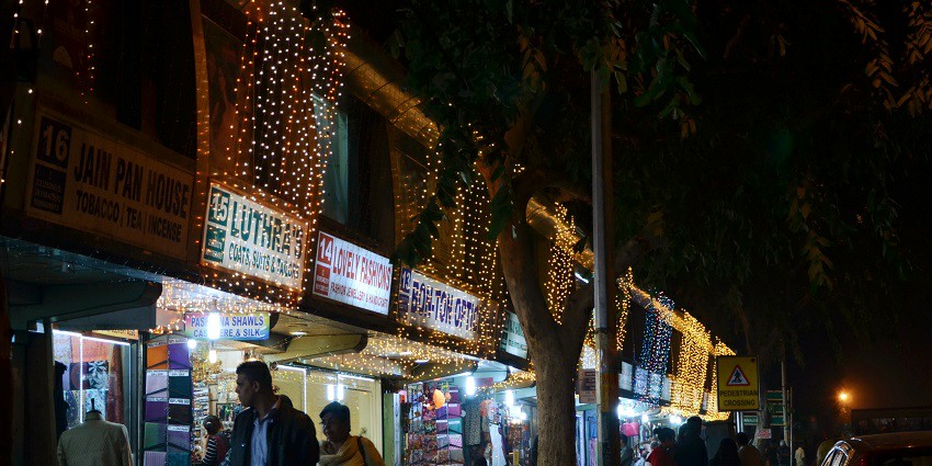 One of the popular places to visit in CP for couples is the Janpath Market for shopping.