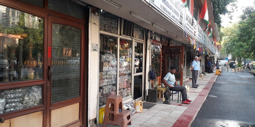 A picture of the Janpath Market having numerous shops lined up across the street