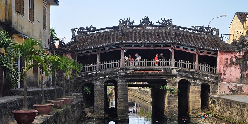 Soaking the beauty of the Japanese Covered Bridge is one of the top things to do in Hoi An.