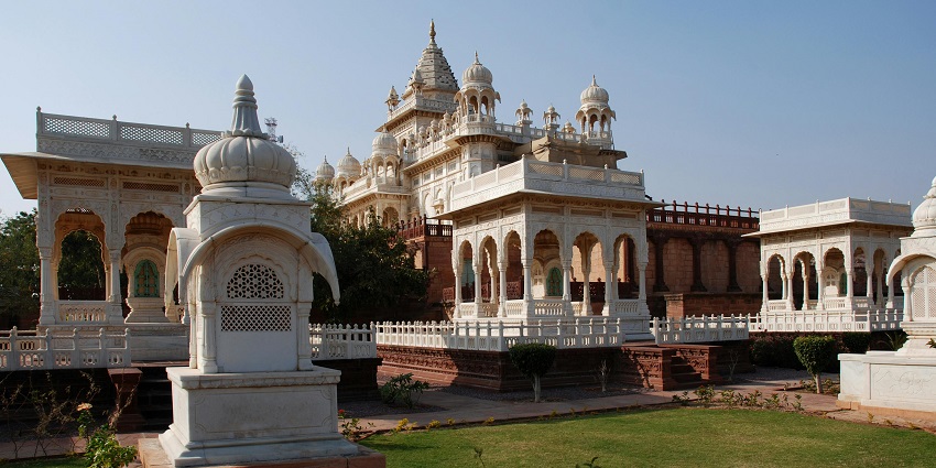 Jaswant Thada, the ‘Taj Mahal of Marwar,’ offers stunning evening views and tranquility.