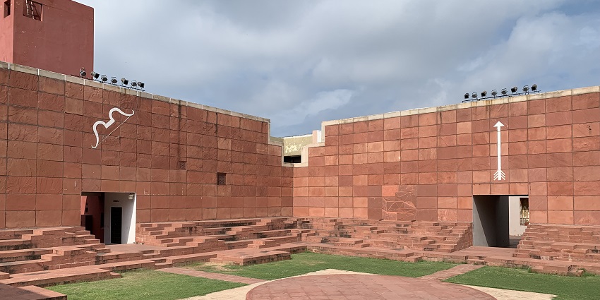 Jawahar Kala Kendra, among art galleries in Jaipur showcases Rajasthani art and performances.