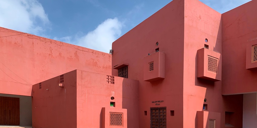 Jawahar Kala Kendra is a cultural hub showcasing art, theatre, exhibitions, and Rajasthani heritage.