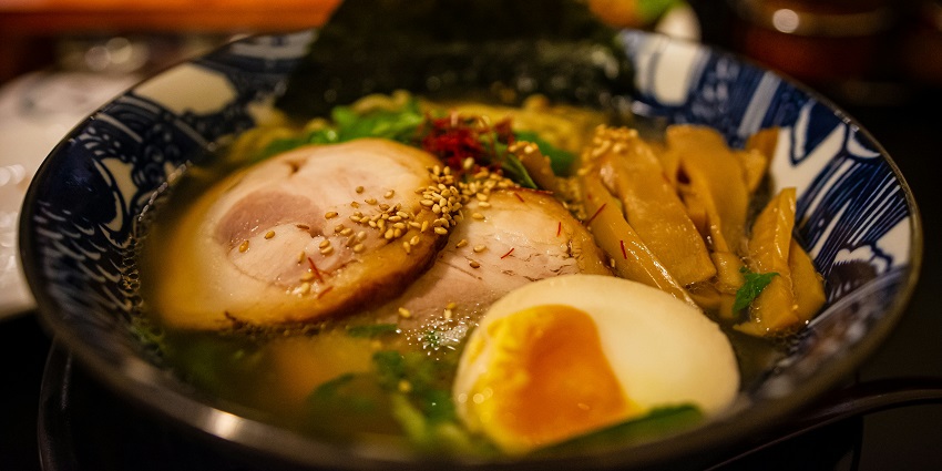 Jek Pui Curry is one of the iconic places to visit to try the best street food in Bangkok.