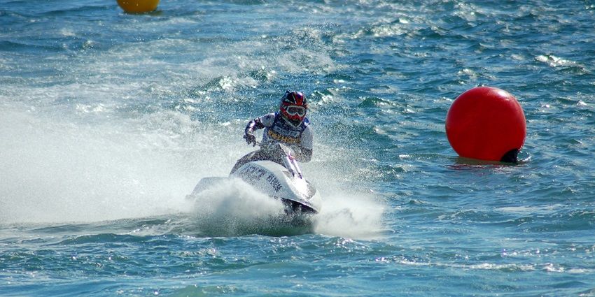 Jet skiing is one of the best water sports in Diu for every traveller to experience.