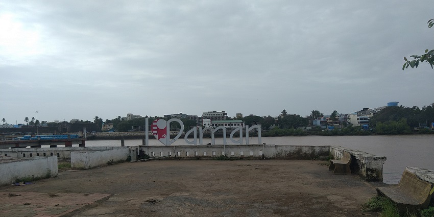 Jetty Garden displaying the sign of I love Daman on the premises where people click photos.