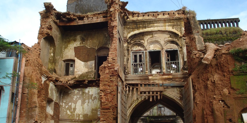 A glimpse of the rustic ruins of Jeypore, a major attraction near Balda Caves Odisha.