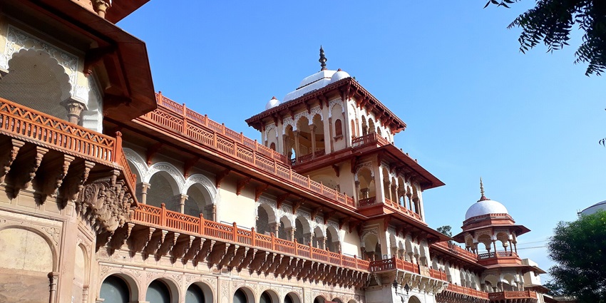 The Garh Palace is a marvellous piece of architecture in Rajasthan that lies near the Kolvi Caves
