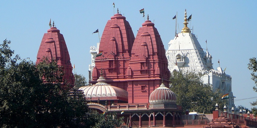 View of the mandir from the street, an ideal site for pilgrims to visit for a spiritual escape