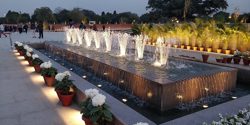 The state emblem of India at the Jharkhand War Memorial, with intricate carvings over the walls of the war memorial