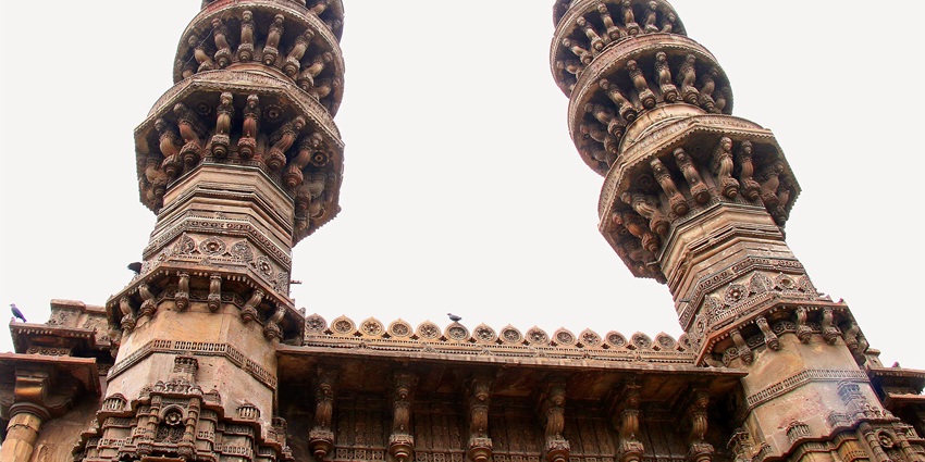 Jhulta Minara at Sidi Bashir Mosque, Ahmedabad, known for its mysterious shaking minarets, one of the best places near Lambhal Temple.