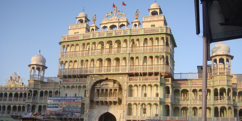 A picture of a famous historical palace in Jhunjhunu, Rajasthan taken from across the street