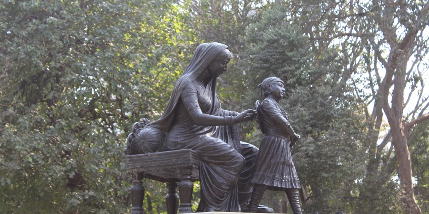 Jijamata Udyaan, a serene garden and zoo with wildlife is one of the top attractions in Dadar