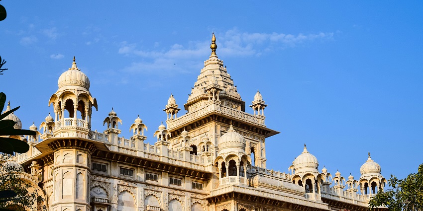Paragliding over Jodhpur offers views of blue buildings and Mehrangarh Fort for all.