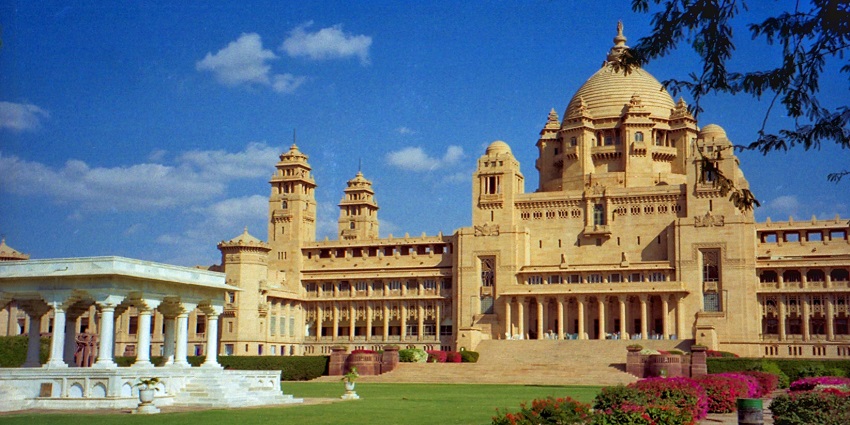With vibrant blue cityscape, Jodhpur is among the best places for a Rajasthan weekend trip.