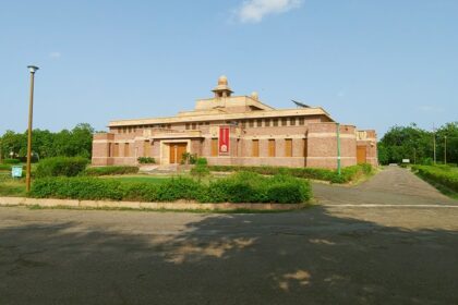 The outside view of a Jodhpur museum, Surrounded by greenery and a beautiful garden area.