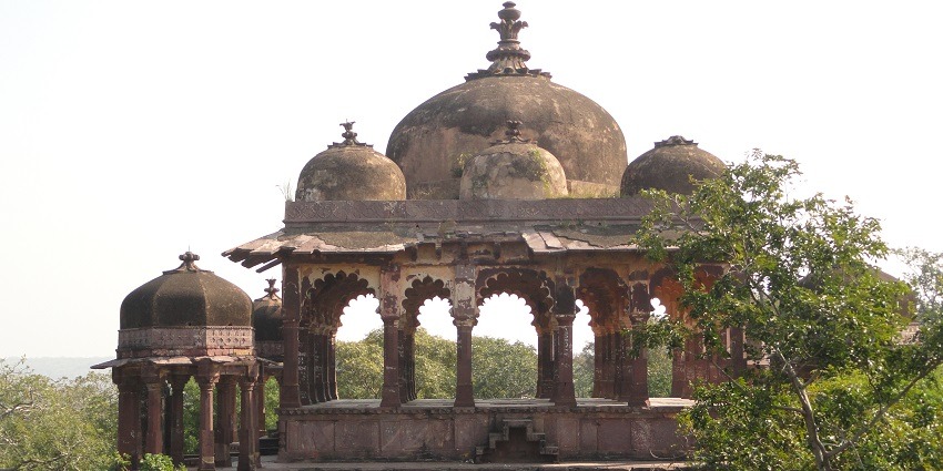 A view of Jogi Mahal, a historic building located near the Ranthambore Fort in Rajasthan.