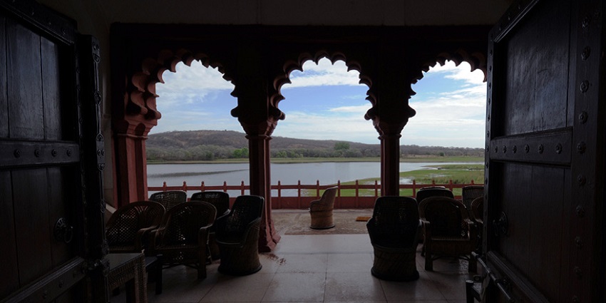 Jogi Mahal near Padam Lake highlights Rajasthan's heritage and birdwatching.