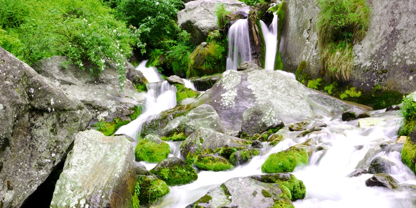 Jogini Falls is one of the best spots for hiking in Manali with the backdrop of the spectacular waterfalls.