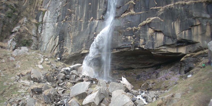 Witness the beautiful Jogini Waterfall while Dobhi paragliding in Himachal Pradesh.