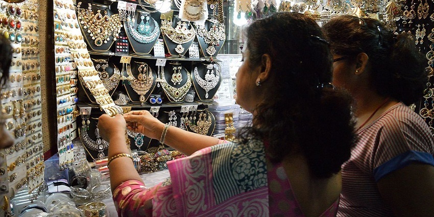 Johari Bazaar offers traditional Rajasthani jewellery with precious stones, craftsmanship.